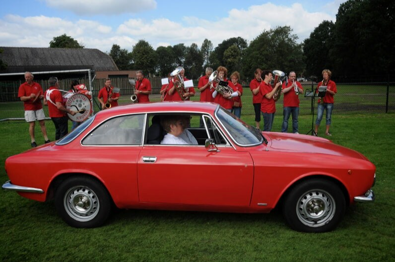 Genieten van klassieke wagens tijdens ‘Rondje Rooi’