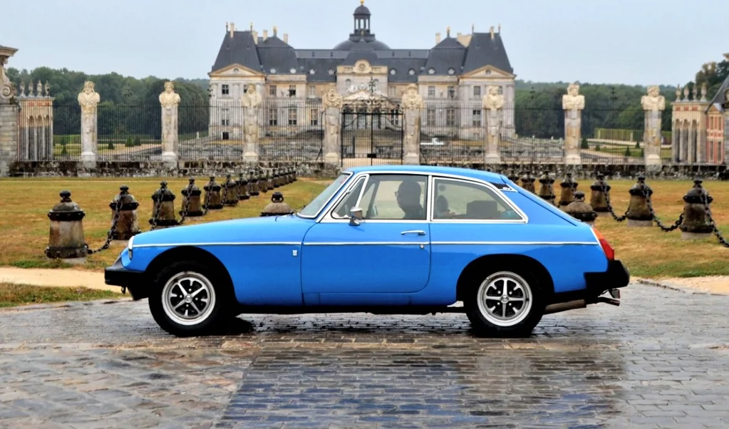 Zeventiende editie oldtimerrit Rondje Rooi