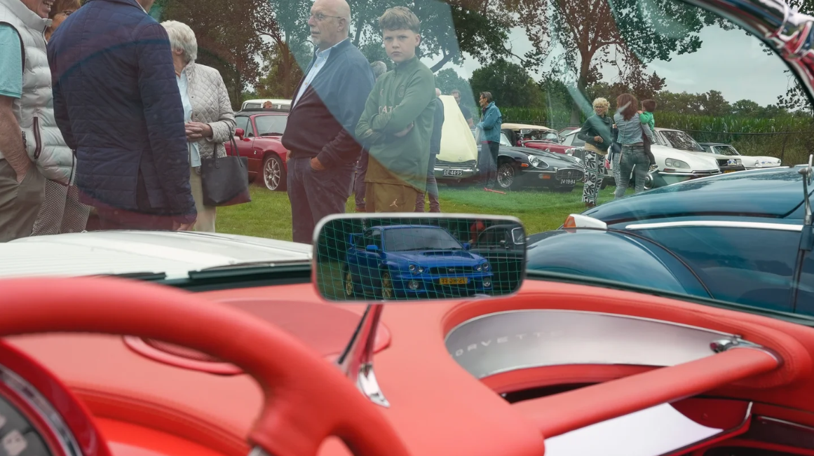 Ronkende motoren en nostalgie tijdens Rondje Rooi